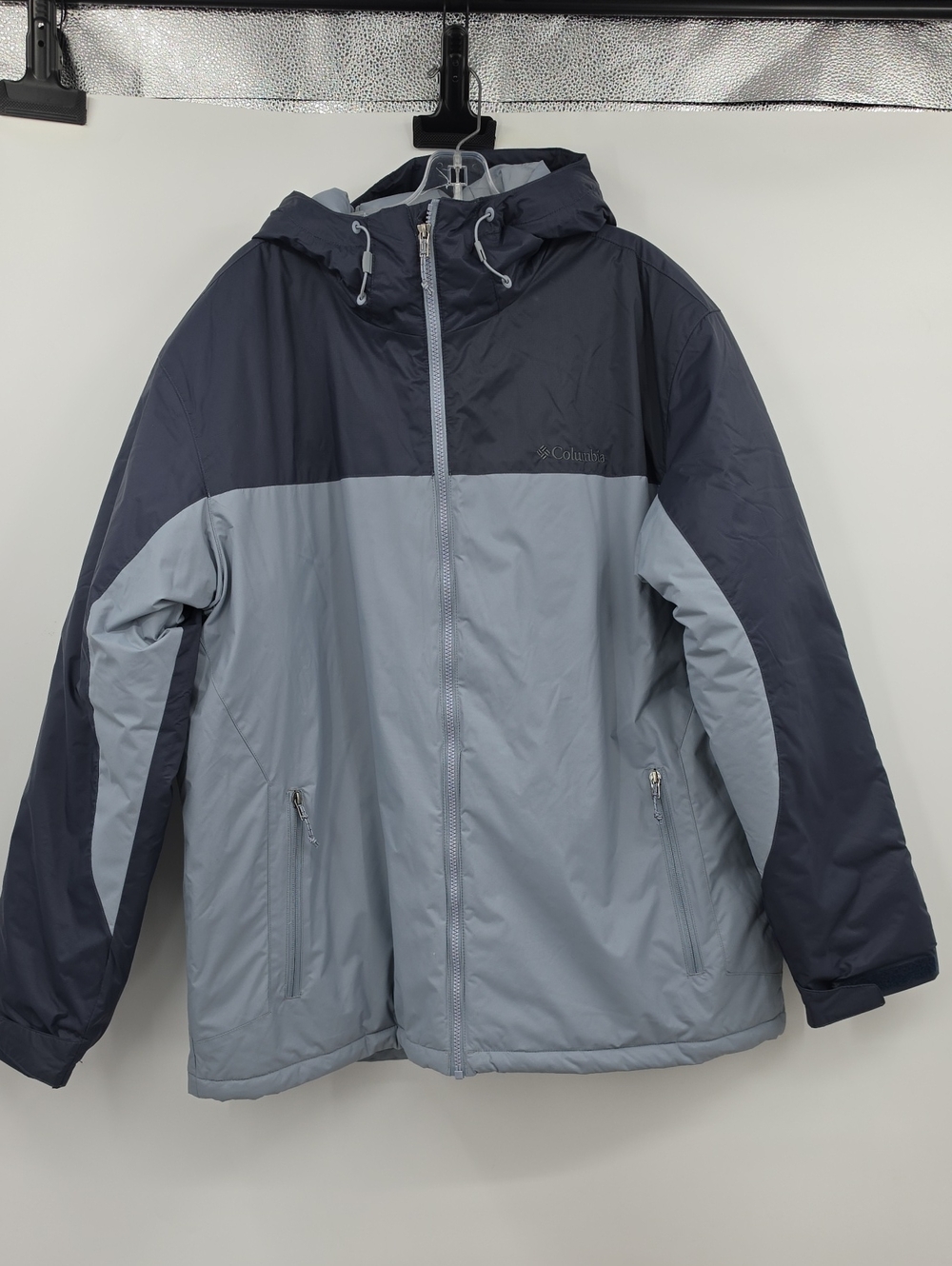 Columbia Men’s Two-Tone Hooded Winter Jacket in Navy and Light Gray Size XL